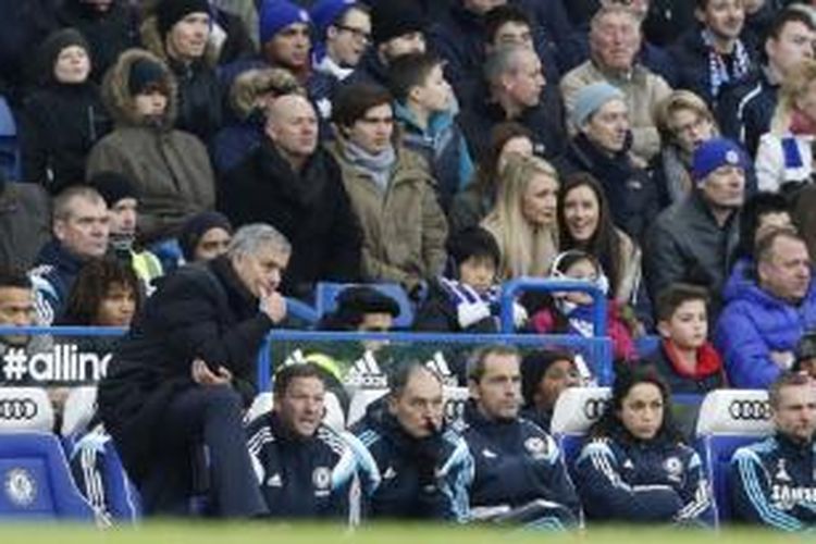 Salah satu ekspresi pelatih Chelsea Jose Mourinho ketika menyaksikan anak-anak didiknya melakoni pertandingan Premier League melawan West Ham United, di Stamford Bridge, Jumat (26/12/2014).