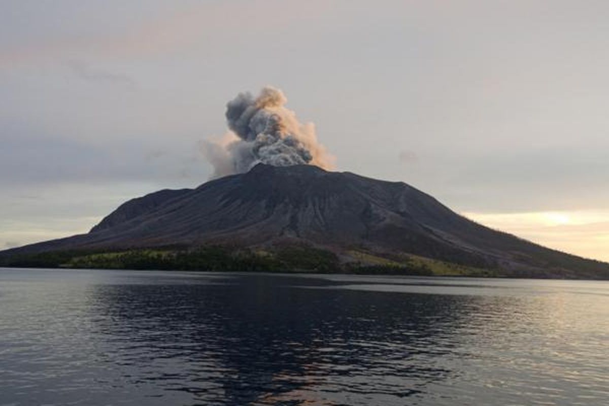 Gunung Ruang difoto pada Jumat (19/04)