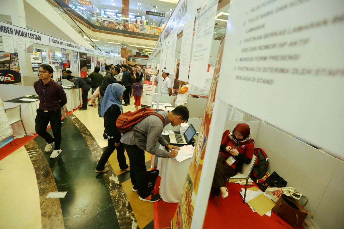 Sejumlah calon pelamar kerja mengunjungi stand perusahaan saat acara Job Fair di Metropolis Town Square, Tangerang, Banten, Kamis (26/7/2018). Dinas Ketenagakerjaan (Disnaker) Kota Tangerang mencatat sebanyak 74.981 jiwa berusia produktif saat ini berstatus penggangguran.