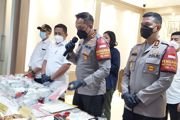 Kurir pengantar dan pengedar 25 kilogram narkoba jenis sabu diamankan di Serdang Wetan, Legok, Kabupaten Tangerang, Banten, pada Selasa (11/1/2022) dini hari.