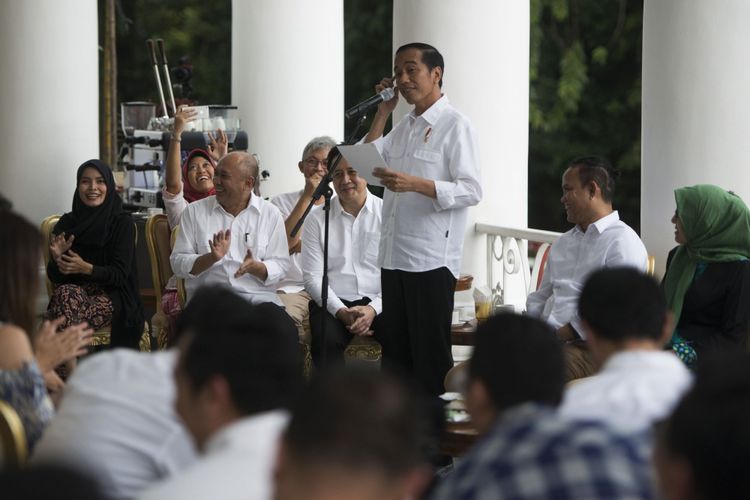 Presiden Joko Widodo (ketiga kanan) berdialog dengan para praktisi di bidang kopi dalam acara Ngopi Sore Bersama Presiden di Istana Kepresidenan Bogor, Jawa Barat, Minggu (1/10). Dalam acara tersebut, presiden berdialog dengan sejumlah pelaku di bidang kopi, dari petani, barista, pemilik kafe, hingga produsen mesin penyangrai kopi untuk mengetahui seluk beluk kopi di Indonesia untuk menambah nilai jual kopi lokal. ANTARA FOTO/Rosa Panggabean/ama/17.