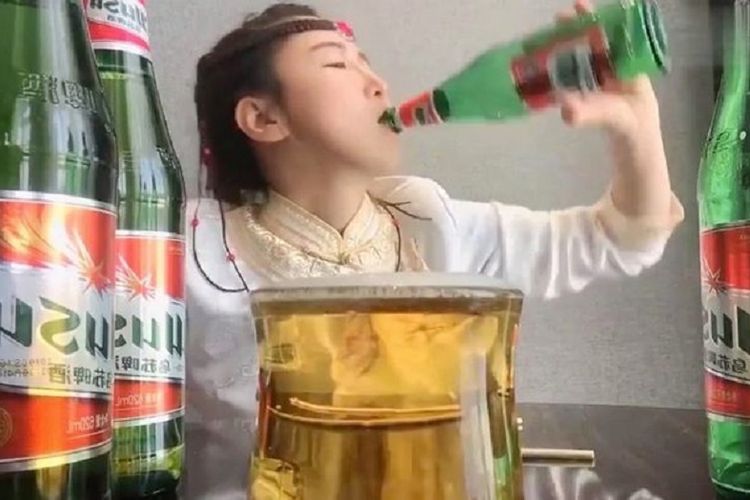 Salah seorang influencer China ketika menyiarkan dirinya (live) minum alkohol. Saat ini di China, sedang tren aksi minum alkohol sampai pingsan demi populer.