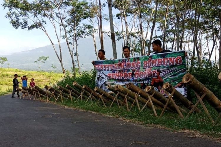Tradisi perang meriam Bambu di Desa Ringin Agung Kabupaten Magetan sudah dilakukan sejak puluhan tahun lalu. Tradisi tersebut dilakukan setiap bulan puasa hingga Hari Raya Idul Fitri.