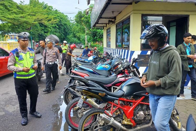 Pihak Satlantas Polres Brebes melakukan razia knalpot brong sepeda motor yang melintas di Jalan Jenderal Soedirman, Kabupaten Brebes, Jawa Tengah, Jumat (5/1/2024).