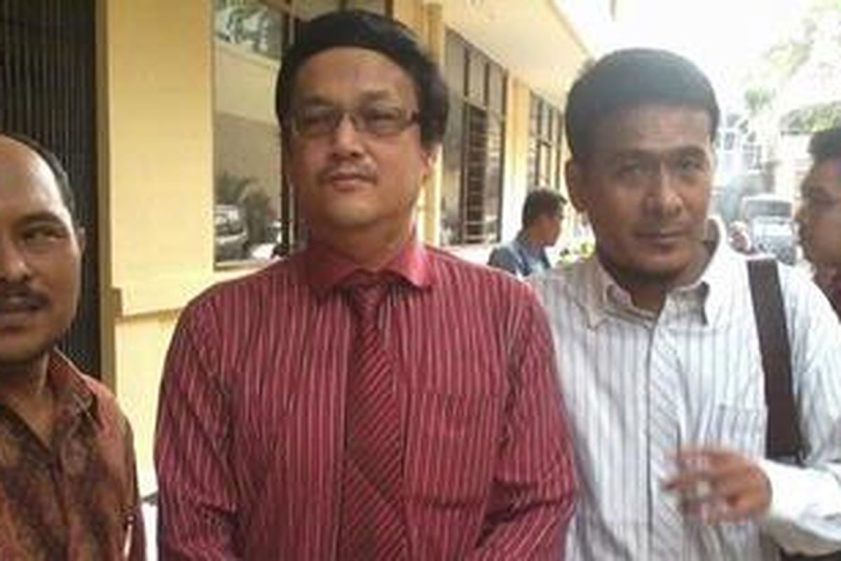 Tim kuasa hukum terpidana Afriyani Susanti mendatangi Pengadilan Negeri Jakarta Pusat, Rabu (5/9/2012). Mereka mendatangi PN Pusat terkait pengajuan permohonan nota banding atas vonis Hakim kepada kliennya. Dari kiri-kanan: Efrizal, M Jaya, Zainal Usman Koto.