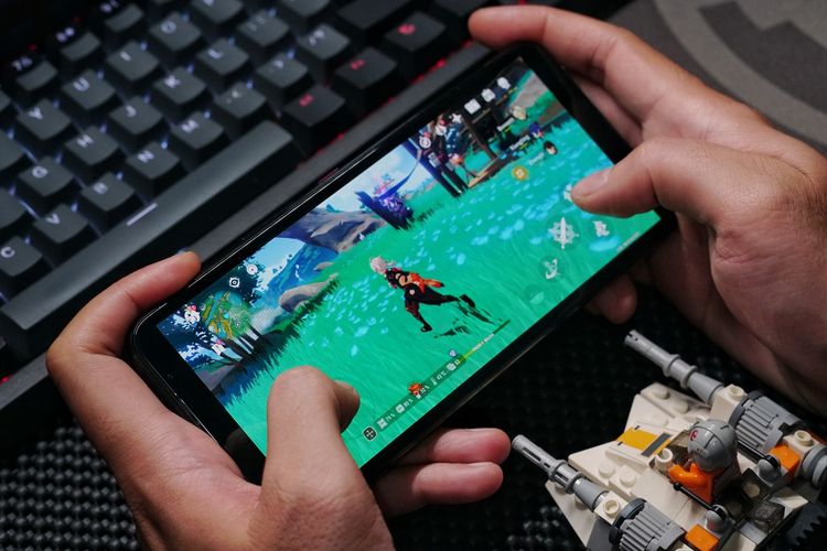 Main Genshi Impact pakai ROG Phone di pengaturan grafis rata kanan. Kami merasakan tak ada masalah ketika memainkan game tersebut. Artinya, game berjalan dengan sangat lancar.