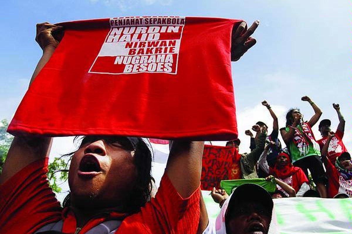 Ratusan suporter sepak bola dari Jawa Timur berunjuk rasa di depan kantor Kemenpora, Senayan, Jakarta, Rabu (2/3). Mereka menuntut Menpora Andi Mallarangeng segera mengambil alih PSSI sampai revolusi di tubuh PSSI selesai.