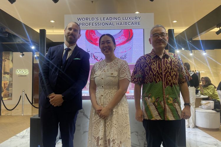 Ivonne Vania, Freddie Banks, dan Erico Honanda dalam acara launching the First Kerastase Kiosk di Senayan City, Jakarta Pusat, Senin (28/4/2025).