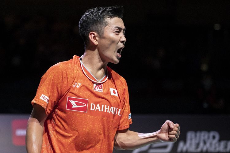 Tunggal putra Jepang Kenta Nishimoto saat bertanding melawan wakil Taiwan, Chou Tien Chen, pada final Japan Open 2022 di Maruzen Intec Arena, Osaka, Jepang, Minggu (4/9/2022).