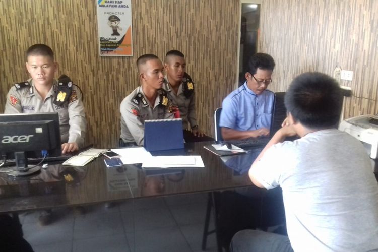 Andi Putra Wijaya (36) keponakan Ita alias Iwan Effendi (56) seorang waria yang ditemukan tewas, saat membuat laporan di Polsek Ilir Barat 1 Palembang, Selasa (19/2/2019).