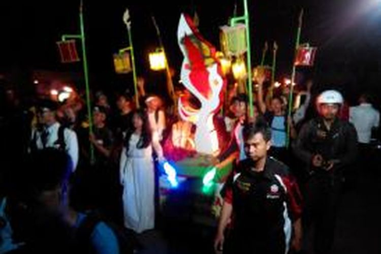 dari 6.000 orang pelajar SMA sederajat dari 171 sekolah di Kota Bandung melakukan long march sambil membawa obor untuk memperingati peristiwa Bandung Lautan Api ke-68, Minggu (23/3/2014).