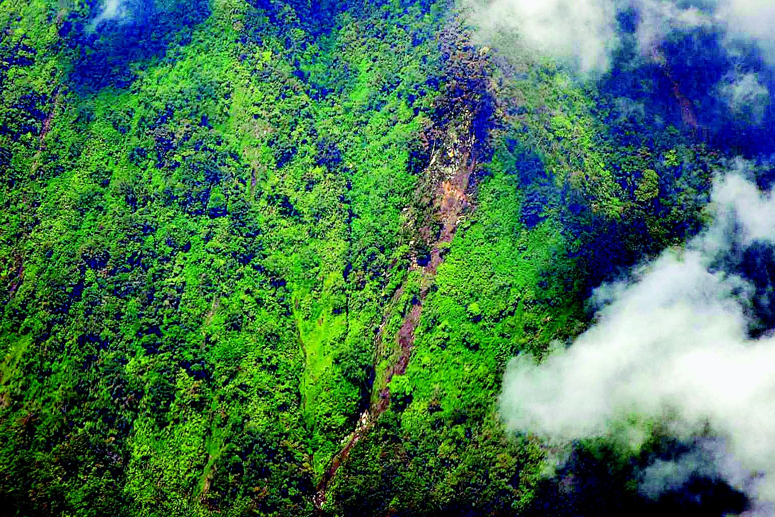 Hari Ini dalam Sejarah: Pesawat Sukhoi Jatuh di Gunung Salak, 45 Orang Tewas