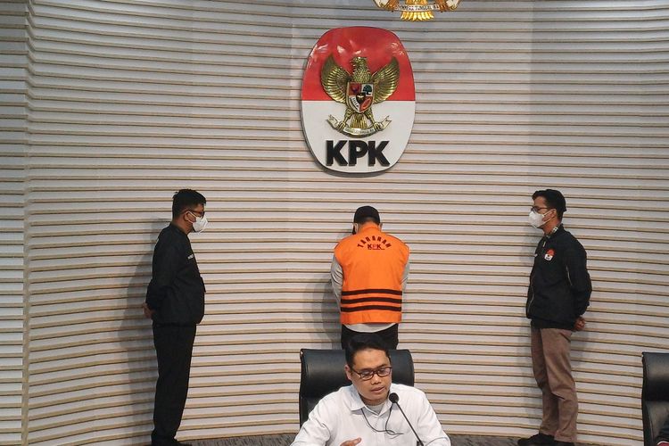 Komisi Pemberantasan Korupsi (KPK) menetapkan pejabat pembuat komirmen (PPK) Balai Teknik Perkeretaapian (BTP) Kelas I Bagian Jawa Tengah, Yofi Oktarisza sebagai tersangka dugaan suap, Kamis (13/6/2024).