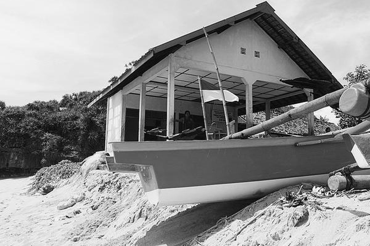 Gelombang tinggi dan angin kencang yang belum reda di laut selatan Gunung Kidul menyebabkan abrasi pantai, Kamis (6/1). Te m p a t Pelelangan Ikan di Pantai Drini, misalnya, terancam tergerus air laut akibat abrasi.