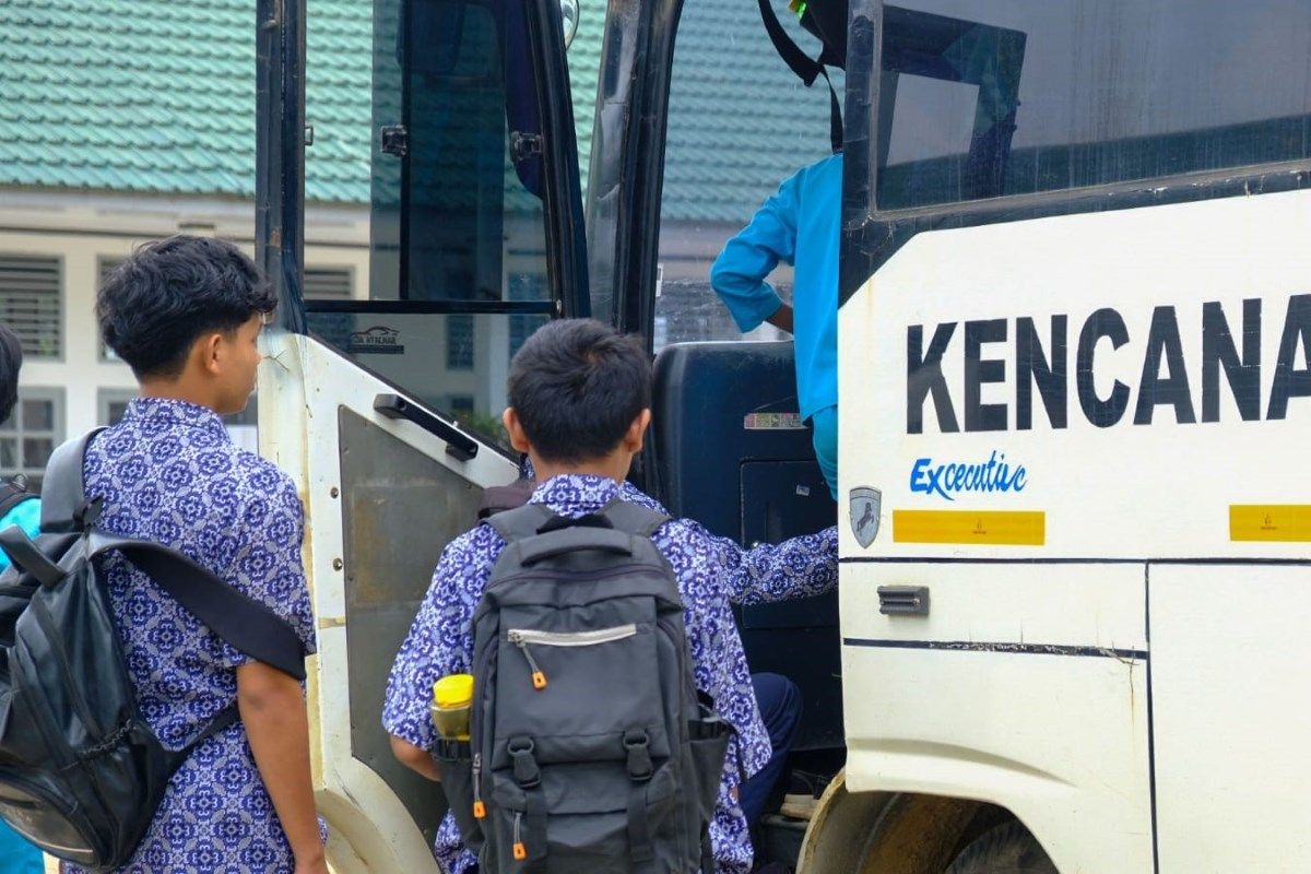 Beberapa siswa dari SMPN 20 Talao tampak sedang memasuki bus jemputan yang disediakan pihak perusahaan untuk mendukung akses mobilitas mereka ke sekolah.