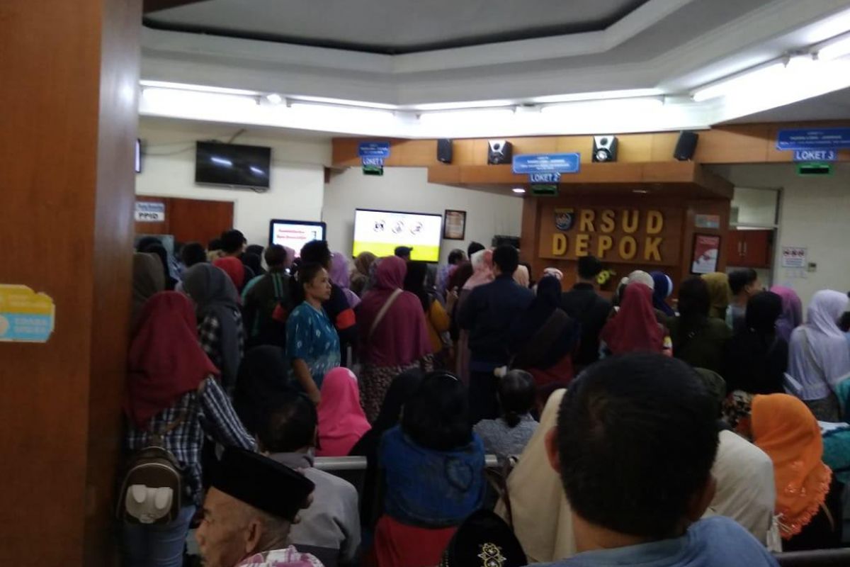 Antrean panjang di RSUD Depok, Sawangan, Depok, Jumat (4/1/2019).