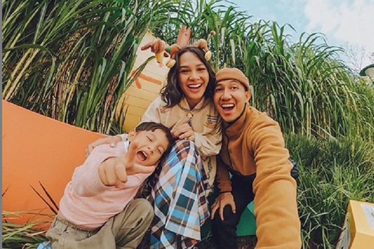 Penyanyi Andien Aisyah mengunggah foto bersama anak dan suaminya di Disneyland Hong Kong.