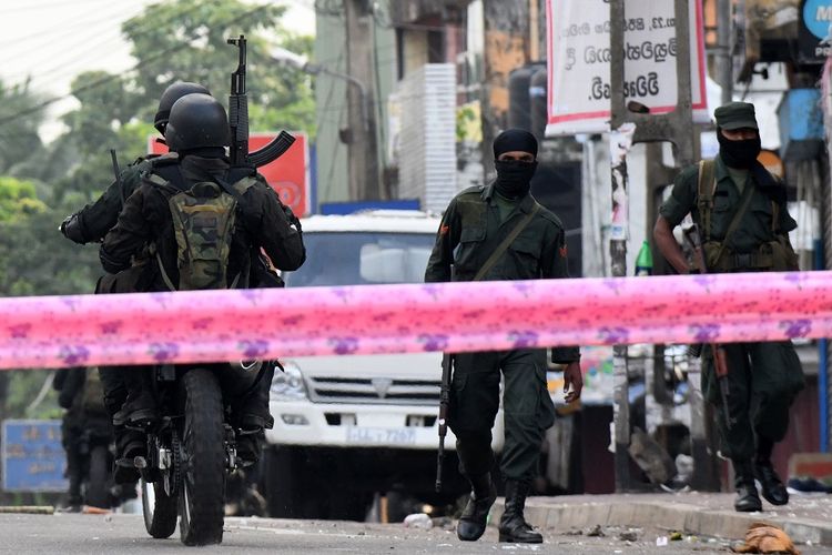 Petugas keamanan bersenjata lengkap terlihat berjaga-jaga di Minuwangoda, pascakerusuhan dan serangan massa pada Selasa (14/3/2019).