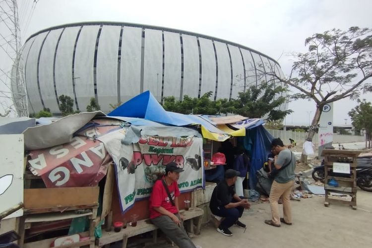 Tenda warga Kampung Bayam yang berlokasi di depan Jakarta International Stadium (JIS), Jalan Sunter Permai Raya, Papanggo, Tanjung Priok, Jakarta Utara. 