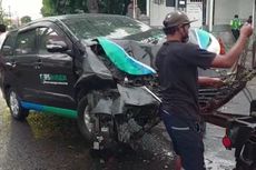 Mobil BPJS Kesehatan Tabrak Papan Pintu Masuk Stasiun Madiun, 2 Orang Terluka