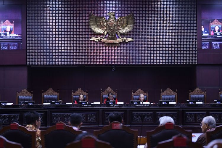 Ketua majelis hakim MK Arief Hidayat (tengah) bersama Hakim Konstitusi Suhartoyo (kiri) dan Wahiduddin Adams memimpin uji materi UU KPK di gedung Mahkamah Konstitusi Jakarta, Rabu (8/1/2020). Sidang uji materi perubahan undang-Undang Nomor 30 Tahun 2002 tentang Komisi Pemberantasan Tindak Pidana Korupsi tersebut mengagendakan perbaikan permohonan dari pemohon. ANTARA FOTO/Wahyu Putro A/foc.