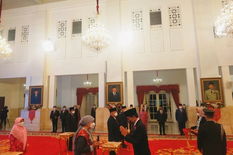 Presiden Joko Widodo saat menganugerahkan gelar Pahlawan Nasional kepada ahli waris masing-masing tokoh di Istana Negara pada Senin (7/11/2022).