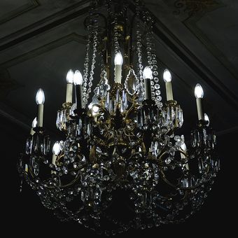 Ilustrasi lampu chandelier, lampu gantung. 