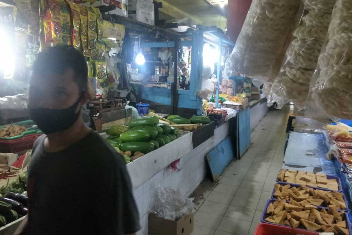 Pedagang-pedagang kembali berjualan di Pasar Kopro, Tanjung Duren, Grogol Petamburan, Jakarta Barat, Kamis (2/7/2020)