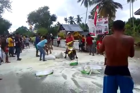 Warga Maluku Tumpahkan 2 Ton Beras di Depan Kantor Desa