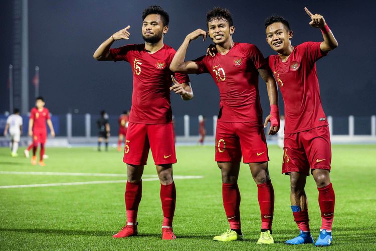 Pemain Timnas U-23 Indonesia, Osvaldo Haay (tengah) melakukan selebrasi seusai mencetak gol ke gawang Laos dalam pertandingan Grup B SEA Games 2019 di Stadion Sepak Bola City Of Imus Granstand, Filipina, Kamis (5/12/2019). Timnas Indonesia menang 4-0 dari Laos.