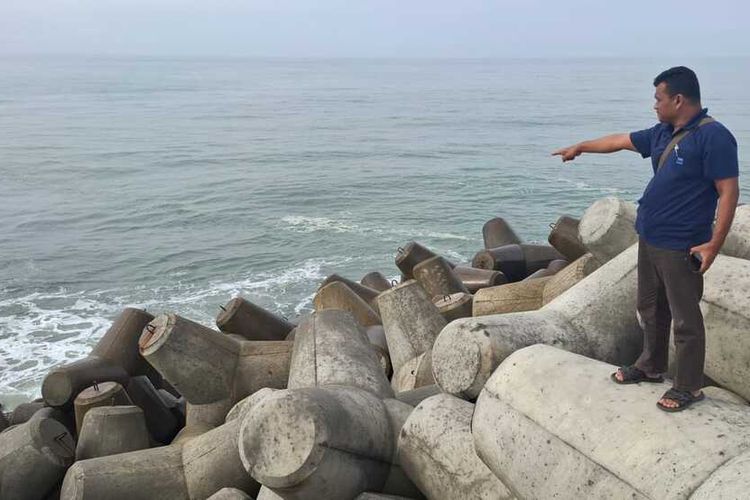 Tim SAR evakuasi seorang laki-laki terpeleset jatuh ke pemecah ombak di Pantai Congot, Padukuhan Nglawang, Kalurahan Jangkaran, Kapanewon Kokap, Kabupaten Kulon Progo, Daerah Istimewa Yogyakarta.