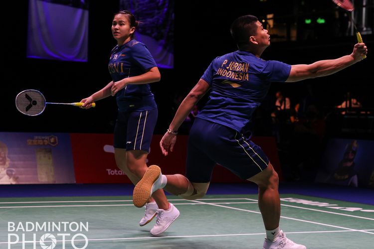 Pasangan ganda campuran Indonesia Praveen Jordan/Melati Daeva Oktavianti saat beraksi pada laga Piala Sudirman 2021 di Finlandia. Indonesia akan menghadapi Malaysia pada perempat final Piala Sudirman 2021.