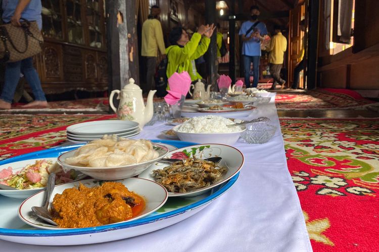 Tradisi makan Bajamba di Desa Wisata Kampuang Minang Nagari Sumpu di Tanah Datar, Sumatera Barat. 