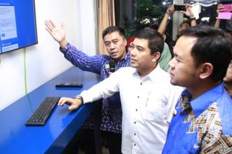 Peluncuran aplikasi perizinan daring Kota Bogor disaksikan Ketua Ombudsman RI Danang Girindra Wardana, Menteri Pemberdayaan Aparatur Negara dan Reformasi Birokrasi (PAN-RB) Yuddy Chrisnandi, dan Wali Kota Bogor Bima Arya Sugiarto. 