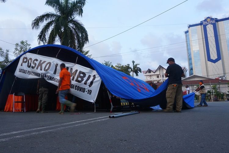 Posko Satgas COVID-19 Taman Imbi Kota Jayapura di bongkar, Senin (8/6/20). Sejumlah pos Satgas COVID-19 di beberapa titik Kota Jayapura mulai di tiadakan, pasca Pemerintah Kota Jayapura perpanjang masa jaga jarak fisik dan sosial selama 20 hari sarana publik dan tempat usaha serta aktifitas masyarakat dimulai pukul 06.00 wit pagi hingga pukul 17.00 wit sore. ANTARA FOTO/Indrayadi TH/hp.