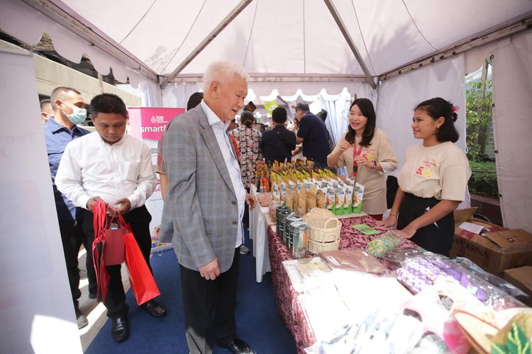Board Member Sinar Mas Muktar Widjaja mengunjungi anjungan mitra binaan Sinar Mas dalam Tjipta UMKM Fair 5.0 di Jakarta
(03/09/2023).
