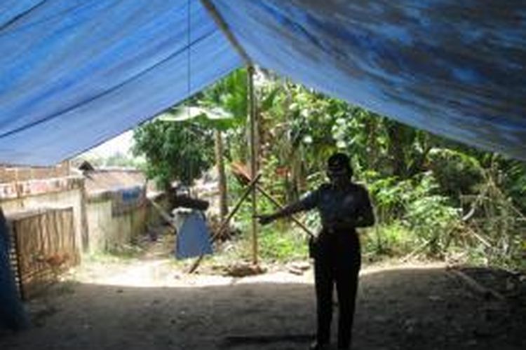 Petugas menunjukkan lokasi yang diduga menjadi tempat perjudian di lereng Gunung Tidar Kota Magelang, Rabu (9/10/2013).