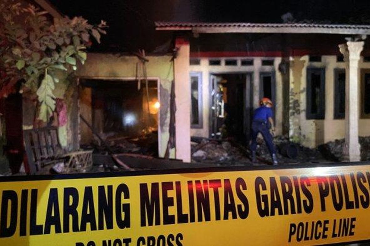 Petugas Damkar Indramayu saat berupaya memadamkan api kebakaran di rumah produksi petasan di Desa Lobener Lor, Kecamatan Jatibarang, Indramayu, Senin (20/1/2025) malam 
