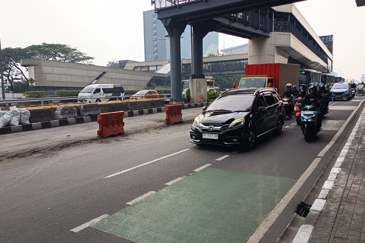 Bus Transjakarta Tabrak Separator di Jalan MT Haryono, Lalu Lintas Sempat Macet