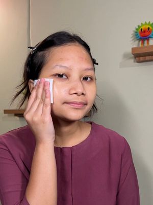 Model yang sedang melakukan step pada tahapan makeup sederhana, Jakarta Barat, Kamis (07/03/2024).