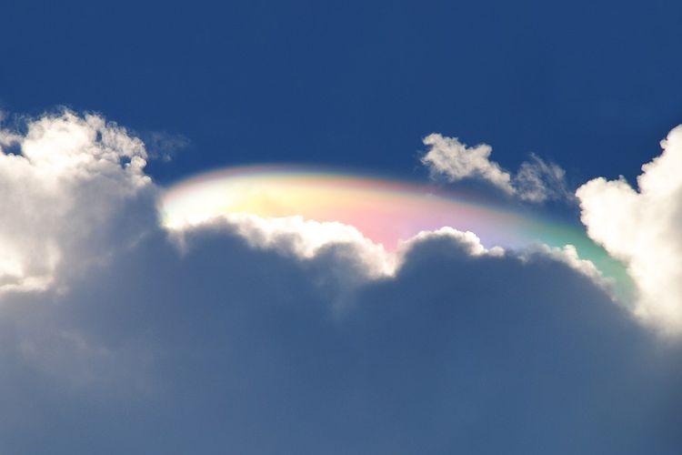 Ilustrasi fenomena awan pelangi Cloud iridescence di Fort Pierce, Florida.