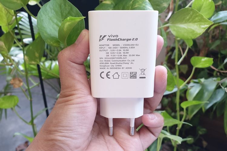 Kepala charger bawaan FlashCharge 2.0 33 watt yang diklaim mampu mengisi daya baterai 65 persen dalam waktu 30 menit.
