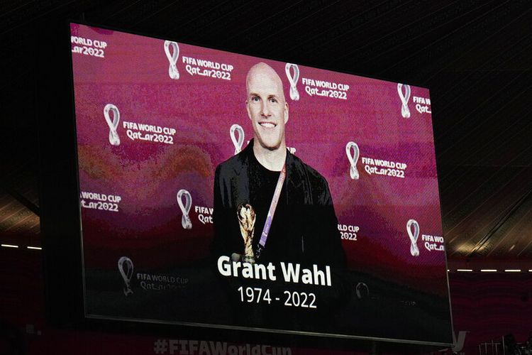 Penghormatan kepada jurnalis Grant Wahl ditampilkan di layar sebelum pertandingan sepak bola perempat final Piala Dunia antara Inggris dan Perancis, di Stadion Al Bayt di Al Khor, Qatar, Sabtu, 10 Desember 2022.