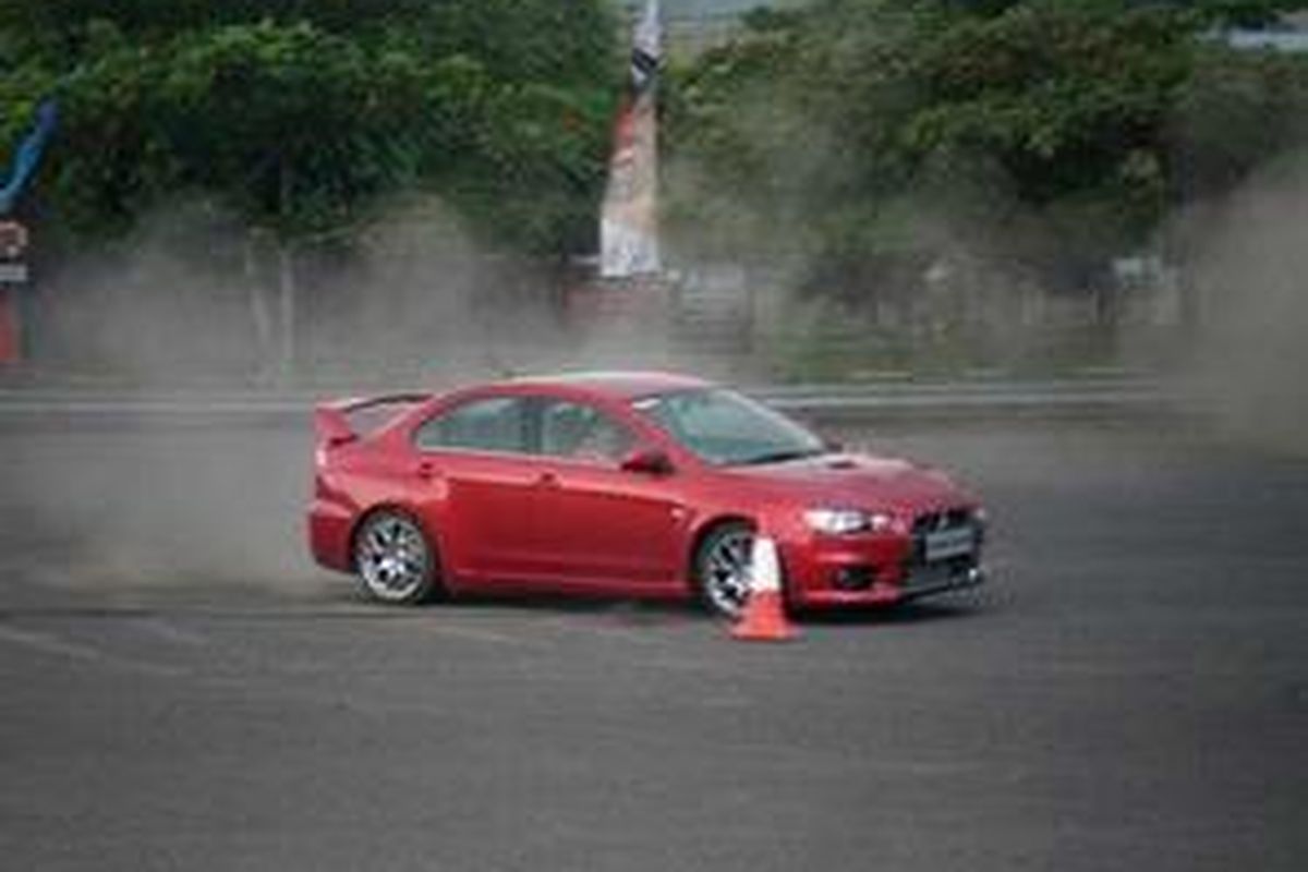 pereli Jepang, Taguchi unjuk kebolehan dengan melakukan drifting di pelataran parkir sirkuit Sentul