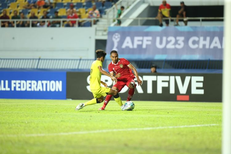 Timnas U23 Indonesia saat bertanding melawan Malaysia dalam babak penyisihan Grup A Piala AFF U23 2023 di Stadion Rayong Provincial pada Jumat (18/8/2023).
