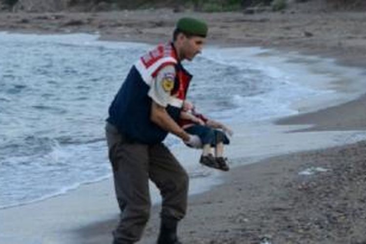 Bocah Suriah yang meninggal tersapu ombak di dekat Bodrum diketahui bernama Aylan. 