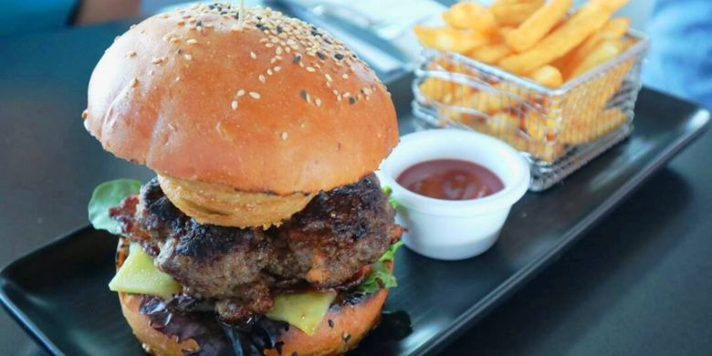 Hamburger sapi porsi besar di Skypoint Queensland. Australia juga terkenal akan porsi makananya yang jumbo.