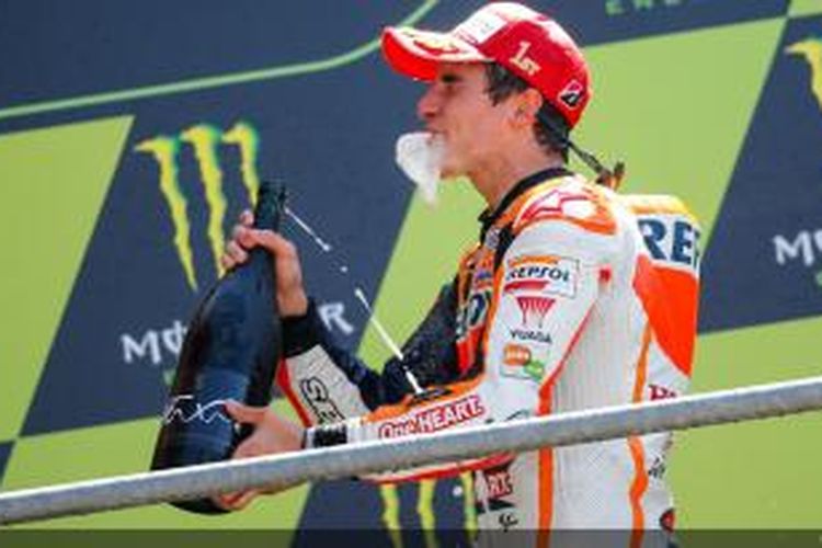 Pebalap Repsol Honda asal Spanyol, Marc Marquez, merayakan kemenangannya di atas podium Sirkuit Le Mans setelah finis pertama pada GP Perancis, Minggu (18/5/2014).