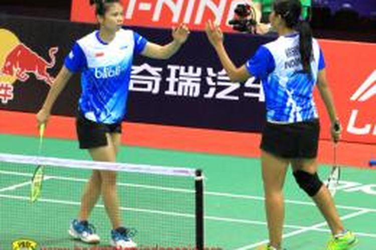 Ganda putri Indonesia, Greysia Polii/Nitya Krishinda Maheswari, melakukan tos saat bertanding melawan ganda India, Jwala Gutta/Ashwini Ponnappa pada Uber Cup 2014 di New Delhi, India, Jumat (23/5/2014).