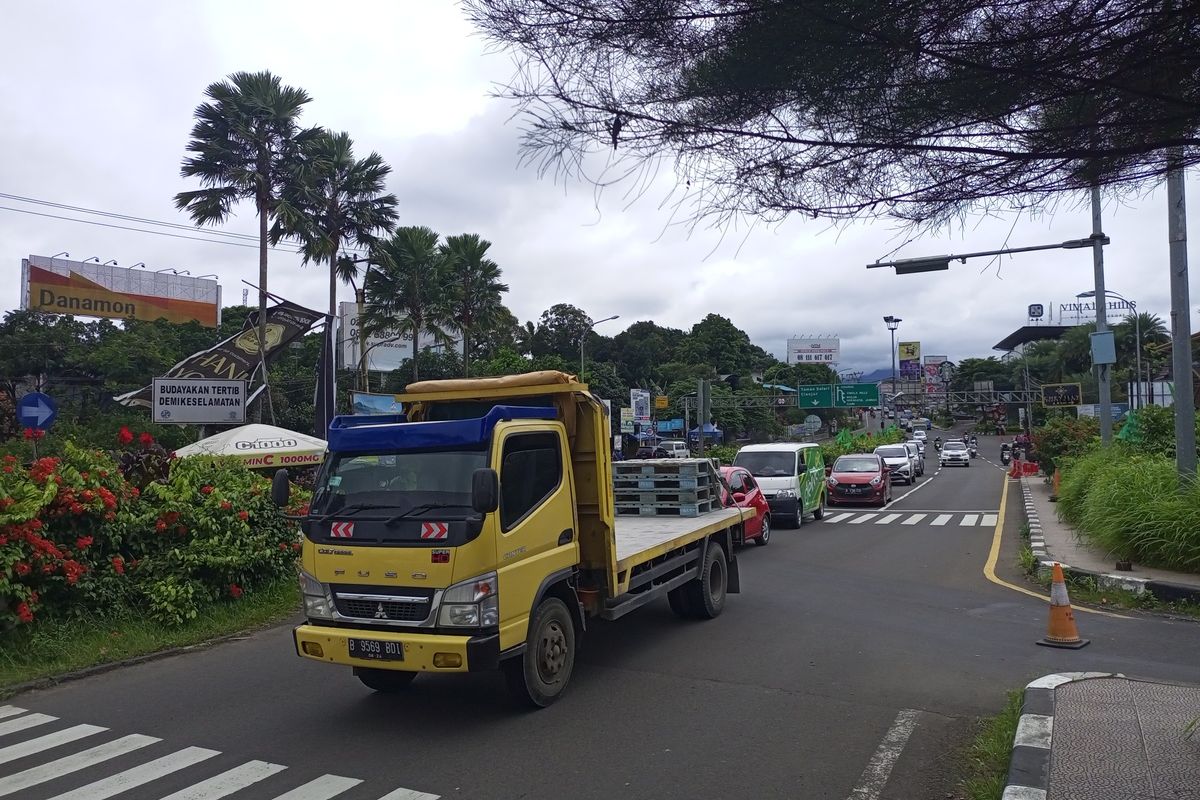 Arus kendaraan ke arah Jakarta saat diberlakukan sistem one way atau satu arah ke bawah di ruas jalan Puncak Bogor, Jawa Barat, Senin (28/2/2022).